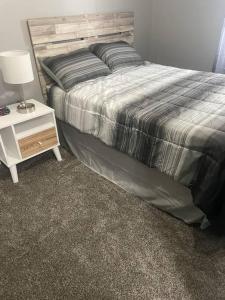 מיטה או מיטות בחדר ב-Comfortable 2 Bedroom Home in Historic Hibbing