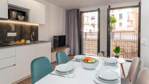 uma cozinha e sala de jantar com uma mesa branca e cadeiras em Myflats Luxury Old Town em Alicante