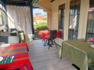 balcón con mesa y sillas en el patio en B&B Rehoboth en Domburg