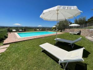 シエナにあるB&B Casale Virgiliの白い椅子とプールサイドのパラソル