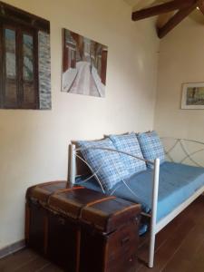 un dormitorio con una cama con una maleta al lado en Maro's Guesthouse, en Agios Lavredios