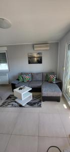 Apartment Summer Dream tesisinde bir oturma alanı