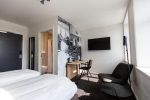 Televizorius ir (arba) pramogų centras apgyvendinimo įstaigoje Hotel Garni