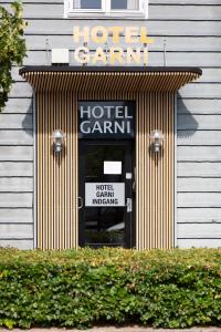 une entrée de l'hôtel avec un panneau au-dessus de la porte dans l'établissement Hotel Garni, à Svendborg