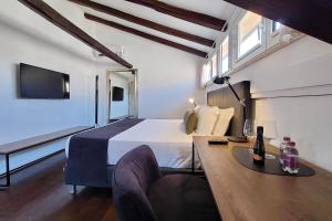 een slaapkamer met een bed en een bureau met een tafel bij Youroom Corsini in Rome