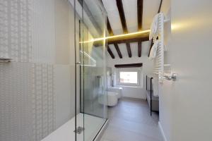 een badkamer met een glazen douche en een toilet bij Youroom Corsini in Rome +55 foto's