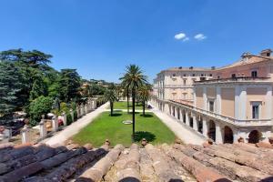 een uitzicht vanaf het dak van een gebouw bij Youroom Corsini in Rome