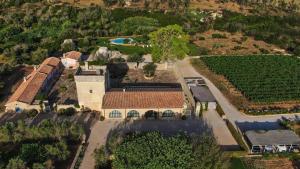 una vista aérea de una casa con jardín en Masseria Fano Relais & Wine, en Salve