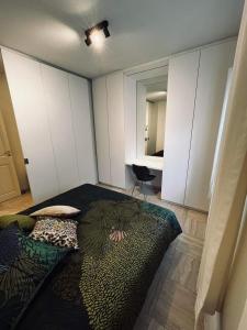 een slaapkamer met een bed en een bureau met een stoel bij Guesthouse Ter Linden in Bazel