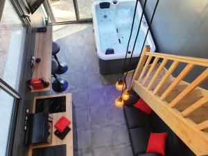 Posezení v ubytování Loft Spa Bord de Mer Fouras - 800m des plages