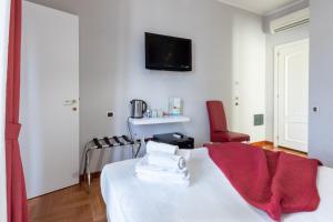 een kamer met een bed en een tv aan de muur bij Bed And Breakfast Del Fiore in Cagliari