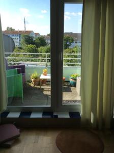 Dachstudio mit Bad und Terasse في كولونيا: نافذة مفتوحة مطلة على شرفة