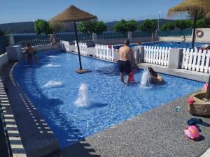 Bazén v ubytovaní Apartamentos Turisticos Vilagarcía- Rio Ulla alebo v jeho blízkosti