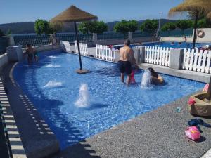 Swimming pool sa o malapit sa Apartamentos Turisticos Vilagarcía- Rio Ulla