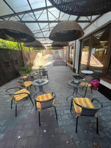 Restauracja lub miejsce do jedzenia w obiekcie Villa Centrum with access Kitchen
