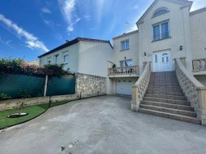 Fotografia z galérie ubytovania Proche Paris et Disney Maison 90 M2 CLIMATISÉ bord de Marne v destinácii Gournay-sur-Marne