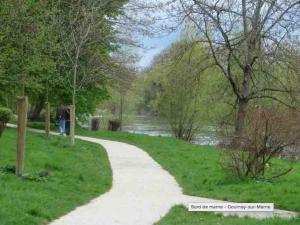 Fotografia z galérie ubytovania Proche Paris et Disney Maison 90 M2 CLIMATISÉ bord de Marne v destinácii Gournay-sur-Marne