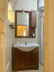 een badkamer met een wastafel en een spiegel bij TENUTA MONTANARO in Locorotondo