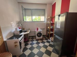 kuchnia z lodówką i pralką w obiekcie Villa Centrum with access Kitchen w Zielonej Górze