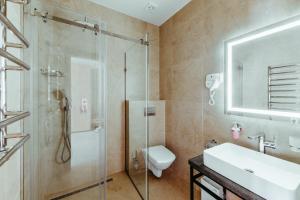un bagno con doccia, WC e lavandino di HUSTON a Chust