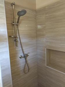 una doccia con soffione in un bagno di Apartmán 61 a Bajerovce