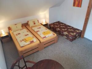 Un pat sau paturi într-o cameră la apartmány Zak