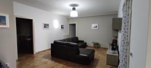 een woonkamer met een bank en een stoel bij Villa Emilia in Agrigento