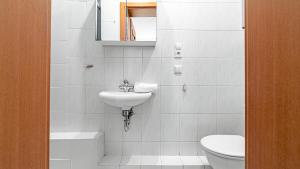 y baño con lavabo, aseo y espejo. en VENTI Apartments Pułaskiego, en Sopot