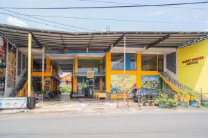 a building with yellow and blue paint on it at RedDoorz @ Kampung Sawah Jatimurni Bekasi in Kampungsawah Dua