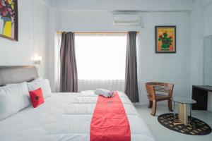 Ліжко або ліжка в номері RedDoorz @ Kampung Sawah Jatimurni Bekasi