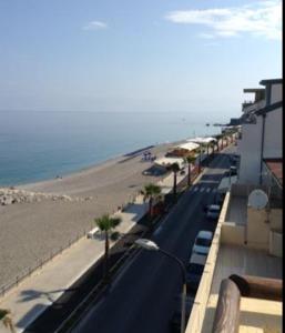 カーポ・ドルランドにあるappartamento vista mare in pieno centroの車を停めた浜辺の道