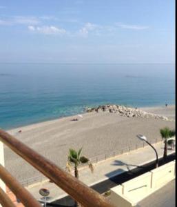カーポ・ドルランドにあるappartamento vista mare in pieno centroのバルコニーからビーチと海の景色を望めます。