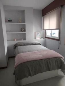 1 dormitorio con 1 cama con manta rosa en Apartamento a 5 minutos del casco histórico, en Viveiro