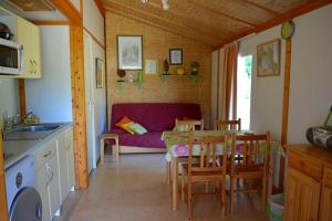 Η κουζίνα ή μικρή κουζίνα στο Chalet confortable aux Tourettes avec piscine partagée