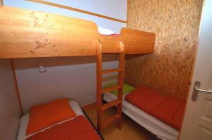 Ένα ή περισσότερα κρεβάτια σε δωμάτιο στο Chalet confortable aux Tourettes avec piscine partagée