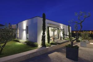 biały dom z ogrodem w nocy w obiekcie Villa Monte Grosso 2 w Puli