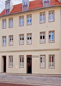 un edificio de oficinas con un letrero que lee la semilla de espeluznante en Ferienwohnungen Haus Seebad Ueckermünde, en Ueckermünde
