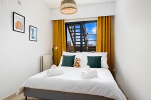 Katil atau katil-katil dalam bilik di City apartment 3 BEDROOM, KITCHEN, WIFI, WORKSPACE, COFFEE, Central