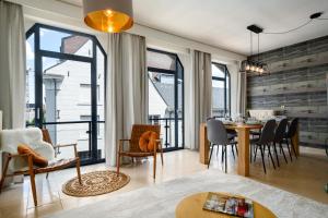 uma sala de estar com mesa e cadeiras em City apartment 3 BEDROOM, KITCHEN, WIFI, WORKSPACE, COFFEE, Central em Hasselt
