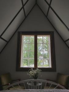 ventana en una habitación con mesa y sillas en Willa Viktorin Vintti, en Kristinestad