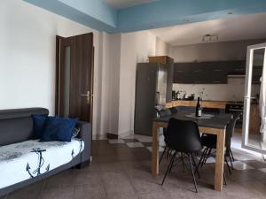 1 dormitorio con cama, mesa y cocina en Sea View Apartment Sunrise Poljica & Blue Lagoon Rent A Boat, en Poljica