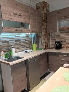 Kuchyň nebo kuchyňský kout v ubytování Sunnyrise Apartman