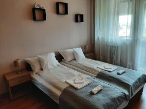 Postel nebo postele na pokoji v ubytování Sunnyrise Apartman