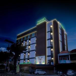 un edificio de hotel con un cartel encima en Parkside Star Hotel Jayapura en Jayapura