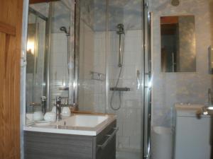 een badkamer met wastafel en douche bij Gîte chaleureux avec jardin, poêle à bois et wifi, entre St Omer et Boulogne sur Mer - FR-1-376-80 in Coulomby +13 foto's