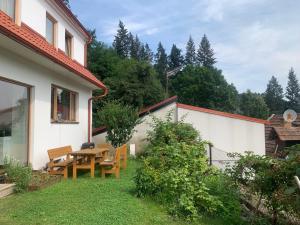 Fotografie z fotogalerie ubytování Cosy family house with garden, 12 min from the center v Praze