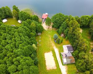 - une vue aérienne sur une ferme avec une maison et des arbres dans l'établissement Mazurskie Chatki, à Mrągowo