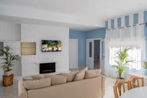 salon z kanapą i kominkiem w obiekcie CHALET VILLA Los HIPOCAMPOS w mieście Cullera