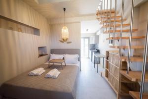 Postel nebo postele na pokoji v ubytování Theros Suites + 37 fotografií