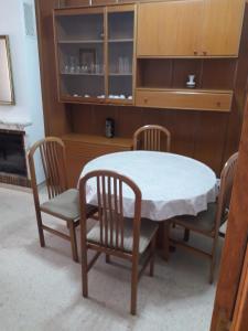 サン・カルラス・デ・ラ・ラーピタにあるMASETのテーブルと椅子(白いテーブルとキャビネット付)